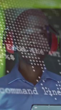 Bilgisayar sunucuları tarafından Afrika kökenli Amerikalı erkek üzerinde veri işleme animasyonu. Küresel iş, bilgisayar, veri işleme ve bağlantılar konsepti dijital olarak oluşturulmuş video.