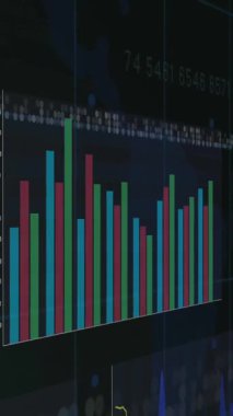 Siyah arkaplan üzerinde çok renkli grafiklerin ve sayı grafiklerinin animasyonu. Dijital olarak üretilmiş, hologram, illüstrasyon, aydınlatılmış, rapor, soyut, rakamlar ve iş konsepti.