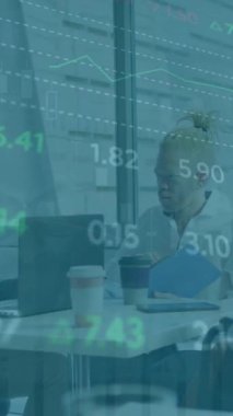 Ofisteki çeşitli iş arkadaşlarıyla ilgili finansal verilerin animasyonu. İş, finans ve ekonomi kavramı dijital olarak oluşturulmuş video.