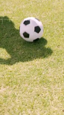 Beyazların stadyumdaki futbol oyuncularıyla ilgili oyun planları. Küresel spor ve dijital arayüz kavramı dijital olarak oluşturulmuş video.