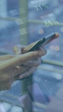 Ofiste akıllı telefon kullanan Kafkas iş kadınının veri işleme animasyonu. küresel iş, bilgisayar ve dijital arayüz kavramı dijital olarak oluşturulmuş video.