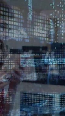 Akıllı telefondan arayan mutlu beyaz kadının finansal verilerinin animasyonu. İş, iletişim, finans ve teknoloji konsepti dijital olarak oluşturulmuş video.