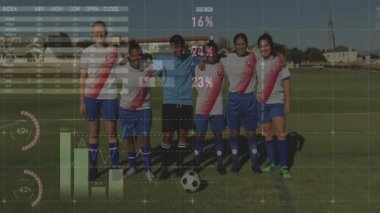 Sahada duran kız futbol takımı, oyuncuların arkasında kaybolan masa spor analitiğini canlandıran tablolar. Atletizm, takım çalışması, fitness, rekabet, eğitim, spor analitiği, açık hava