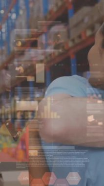 Depoda kucaklaşan insanlarla ilgili veri işleme animasyonu. küresel sevkiyat, dağıtım ve bağlantılar konsepti dijital olarak oluşturulmuş video.