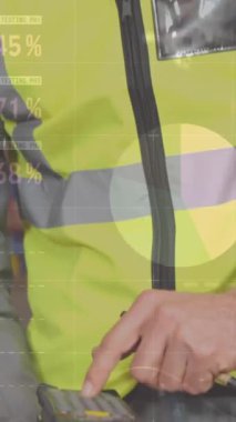 Depoda tarama cihazı kullanan beyaz erkek işçilere karşı istatistiksel veri işleme. lojistik ve ulaşım sektörü kavramı