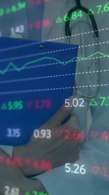 Kafkas kadın doktor üzerinde veri işleme animasyonu. Küresel tıp, bağlantılar, hesaplama ve veri işleme kavramı dijital olarak oluşturulmuş video.