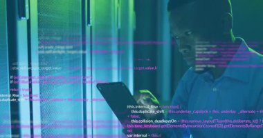 Bilgi işlem teknisyeninin sunucu odasında tabletle etkileşimi verileri kontrol etmesi animasyon kodlarının yüzmesine neden oluyor. Teknoloji, veri, siber güvenlik, dijital, yenilik, bağlantı, fütüristik