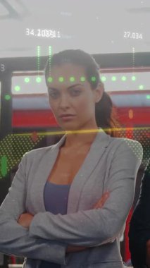 Kolları bağlı duran kendine güvenen meslektaşlarının üzerinde hareket eden grafiklerin ve sayıların animasyonu. Dijital bileşim, iş dünyası, rapor, grafik, veri, finans, takım çalışması, portre ve ofis kavramı.