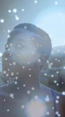 Deniz kenarındaki kayalıklarda yürüyen Afrikalı Amerikalı kadınlara karşı parlayan mavi noktalar. Seyahat ve tatil kavramı