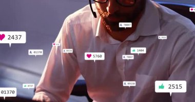 Kulaklığa el kaldıran adam, sosyal medya bağlantısını takip eden yüzen ikonları etkinleştiriyor. Profesyonel, konsantrasyon, dijital, iletişim, teknoloji, modern, katılım