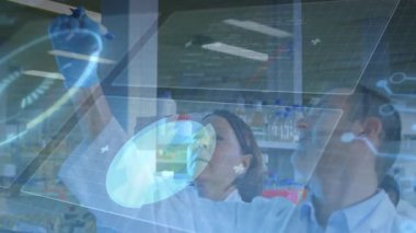 Kadın bilim adamı, laboratuvarda veri analizi için holografik diski kullanan Stylus 'u kullanıyor. Araştırma, yenilik, teknoloji, fütüristik, işbirliği, hassasiyet, bilimsel