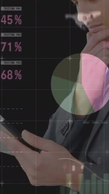 Kafkasyalı genç bir işadamının ön planda hareket eden verileri içeren tablet kullanmasının animasyonu.