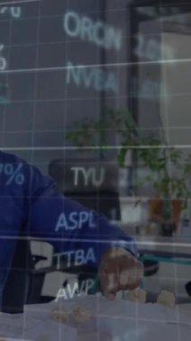 Afrika kökenli Amerikalı iş adamının finansal veri işleme çalışmalarının animasyonu. Küresel finans, iş, bağlantılar, hesaplama ve veri işleme kavramı dijital olarak oluşturulmuş video.