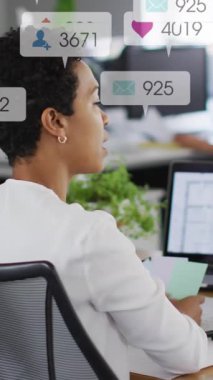 Çeşitli kadın iş arkadaşlarının bilgisayarda raporları tartışması üzerine bilgilendirme çubuklarının canlandırılması. Dijital bileşik, çoklu pozlama, sosyal medya anımsatıcı, planlama, takım çalışması ve teknoloji kavramı.