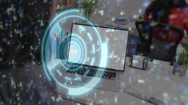 Dizüstü bilgisayarın etrafında dönen halkaların üzerinde beliren teknoloji parçaları sayıyor ve aktarımı bitiriyor. Futuristik, arayüz, dijital, teknoloji, yenilik, çalışma alanı, minimalizm