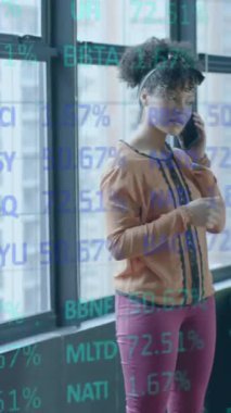 Ofisteki iş kadınıyla ilgili veri işleme animasyonu. Küresel finans, iş, bağlantılar, hesaplama ve veri işleme kavramı dijital olarak oluşturulmuş video.