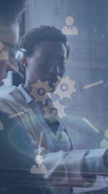 İş ve medya simgelerinin ofis tartışmalarında çeşitli erkek ve kadın meslektaşlar üzerinde canlandırılması. Küresel iletişim, iş, veri ve dijital arayüz kavramı dijital olarak oluşturulmuş video.