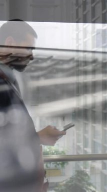 Klavyede iş adamları üzerine steteskop animasyonu. küresel tıp, teknoloji, veri işleme ve dijital arayüz kavramı dijital olarak oluşturulmuş video.