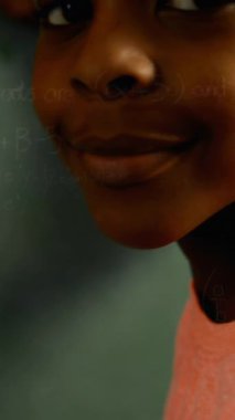 Matematiksel denklemlerin animasyonu okul çocuğunun üzerinde yüzüyor kameraya bakıyor ve gülümsüyor, elinde tebeşirle. Okul kavramına geri dönüş dijital olarak oluşturulan imaj.