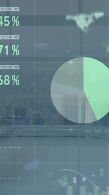 Modern ofiste yürüyen çeşitli iş adamları üzerinde finansal veri işleme animasyonu. küresel iş, finans, bağlantılar ve dijital arayüz konsepti dijital olarak oluşturulmuş video.