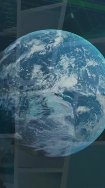 Ekranlardaki veriler üzerinde dönen dünyanın animasyonu. Küresel ağ, veri işleme, finans ve teknoloji kavramı dijital olarak oluşturulmuş video.