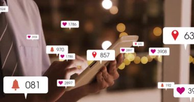 İşadamı tableti tıkırdatıyor, çanların çalmasına ve artan nişan ölçümlerini göstermesine neden oluyor. Teknoloji, analitik, büyüme, kentsel, dijital, iletişim, veri