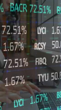 Bilgisayar kullanan iş kadınlarının finansal veri işleme animasyonları. Küresel iş ve veri işleme kavramı dijital olarak oluşturulmuş video.