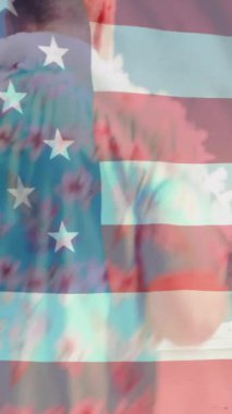 Amerika bayrağının yaz aylarında plajdaki Kafkas ihtiyarlar üzerinde canlandırılması. Usa, Amerikan vatanseverliği, ulusal bayrak ve yaşam tarzı konsepti dijital olarak oluşturulmuş video.