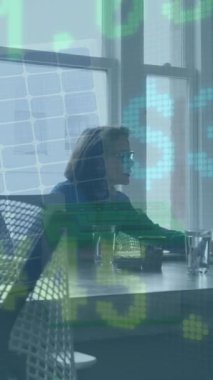 Ofiste çalışan çeşitli iş adamları üzerinde veri işleme animasyonu. küresel iş ve dijital arayüz kavramı dijital olarak oluşturulmuş video.