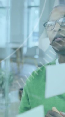 Ofisteki çeşitli iş adamları üzerinde veri işleme animasyonu. Küresel iş, bilgisayar ve dijital arayüz kavramı dijital olarak oluşturulmuş video.