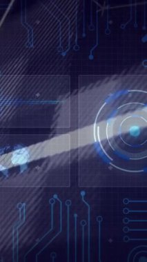 Devre kartı animasyonuyla dijital arayüzün verileri soyut arkaplan üzerinden işleniyor. Teknoloji