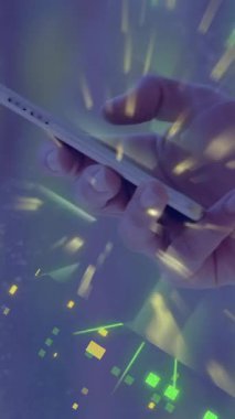 Akıllı telefon kullanan beyaz bir kadının veri işleme sistemli devre kartı animasyonu. Dijital olarak oluşturulmuş küresel bağlantılar, hesaplama, dijital arayüz ve veri işleme kavramı.