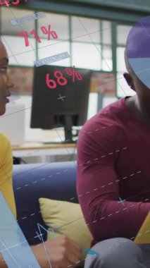 Çeşitli iş arkadaşlarının ofiste raporları tartışması üzerine bilgi arayüzü animasyonu. Dijital bileşik, çoklu pozlama, iş dünyası, küresel ilerleme, planlama, açıklama ve takım çalışması kavramı.