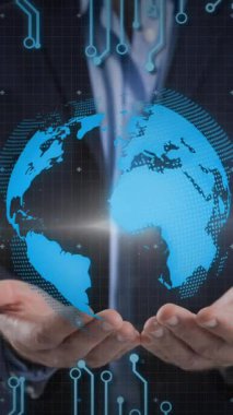 Dünya 'nın iş adamlarının ellerinde döndüğü işlemci devre kartının animasyonu. küresel bağlantılar, teknoloji ve dijital arayüz konsepti dijital olarak oluşturulmuş video.