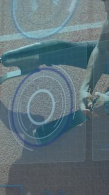 Afrika kökenli Amerikalı engelli bir adamı taramak için veri işleme animasyonu. Küresel teknoloji, spor ve dijital arayüz kavramı dijital olarak oluşturulmuş video.