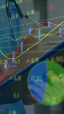 Pano tutuyor. Steteskopu finansal veri animasyonunda olan bir tıp uzmanı. Sağlık, analiz, teknoloji, dijital, raporlama, araştırma