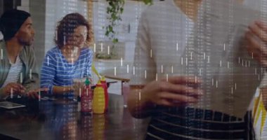 yemek servisi kullanıcısı tablet üzerindeki izleme işlemini etkinleştirirken sunucu gülümseyerek geldi. Modern, cafe, gündelik, dijital, yaşam tarzı, iç mekan, sosyal