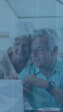 Evde dizüstü bilgisayarda video izleyen yaşlı beyaz bir çiftin grafiklerinin animasyonu. Dijital bileşim, çoklu pozlama, rapor, iş dünyası, emeklilik, aşk, birliktelik ve teknoloji kavramı.