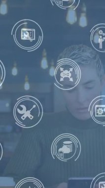 Bilgisayar kullanan beyaz kadın üzerindeki teknoloji simgeleriyle bağlantıların animasyonu. ağ, bağlantılar, iş ve dijital olarak üretilen video teknolojisi konseptiyle çalışma.