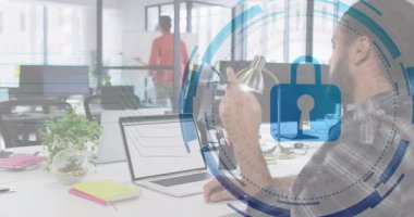 Ofis çalışanı, dizüstü bilgisayardaki güvenlik simgeleriyle lambayı ayarlıyor ve gemide akran yazısı olarak gelişiyor. İşbirliği, teknoloji, profesyonellik, yenilik, çalışma alanı, dijital, güvenlik