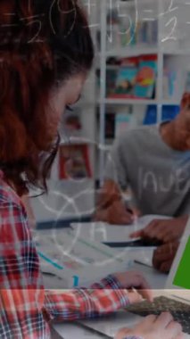 Matematik formüllerinin kopya alanı olan dizüstü bilgisayarla öğrencinin üzerinden geçişi. öğrenim, okul, eğitim ve teknoloji konsepti dijital olarak oluşturulmuş video.