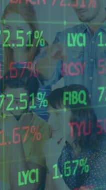 Ofisteki çeşitli iş adamları üzerinde finansal veri işleme animasyonu. Küresel finans, iş, bağlantılar, hesaplama ve veri işleme kavramı dijital olarak oluşturulmuş video.