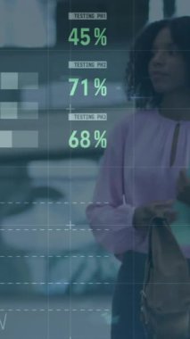 Yürüyen merdivendeki Afrikalı Amerikalı iş adamının finansal verilerinin ve grafiklerinin animasyonu. işletme, finans, ekonomi ve teknoloji konsepti dijital olarak oluşturulmuş video.