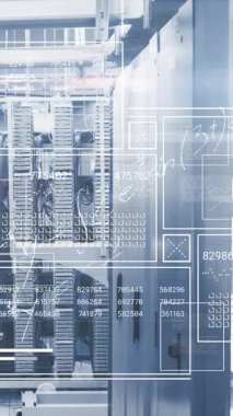 Bilgisayar sunucuları üzerinde matematik denklemleri ve veri işleme animasyonları. Küresel hesaplama, veri işleme ve dijital arayüz kavramı dijital olarak oluşturulmuş video.