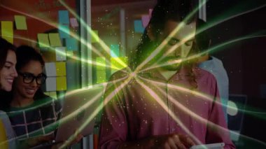 Teknoloji ofisinde tableti tıklatan adam ekip çalışması için parlak veriler gönderiyor. İşbirliği, yenilik, dijital, gelecek, çalışma alanı, takım çalışması, teknoloji