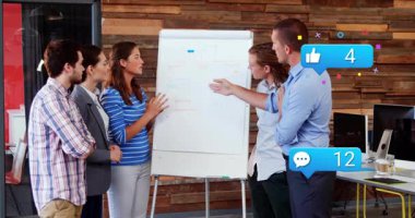 Çizelgeyi çeviren adam, pazarlama ekibinin sayısıyla yükselen tepki baloncuklarını harekete geçiriyor. İşbirliği, atölye, strateji, profesyonel, beyin fırtınası, dijital, yenilik