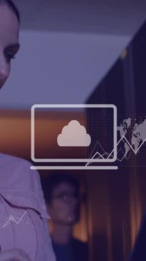 Sunucu odasında çalışan beyaz kadın üzerindeki grafiklerin animasyonu. ağ, programlama, bilgisayarlar ve teknoloji konsepti dijital olarak oluşturulmuş video.