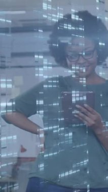 Afro-Amerikan iş kadınlarına karşı hareket eden sütunların animasyonu. küresel iş, teknoloji ve dijital arayüz kavramı dijital olarak oluşturulmuş video.