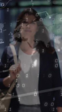 Kafkas iş kadını ve ikili kodlama üzerine finansal veri işleme animasyonu. Küresel iş, finans, hesaplama ve veri işleme kavramı dijital olarak oluşturulmuş video.