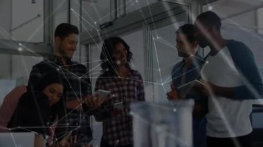 Oturan kadın telefonu kaydırıyor ve beyaz ağ hatlarının teknoloji projesinde işbirliği yapmasına neden oluyor. İşbirliği, takım çalışması, yenilik, modernlik, bağlantı, dijital, beyin fırtınası